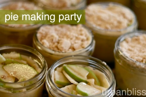 Mini Pies mini apple crumb pies in a jar