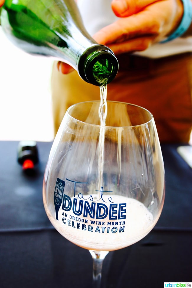 Taste-Dundee-Oregon-Bubbly-Pour