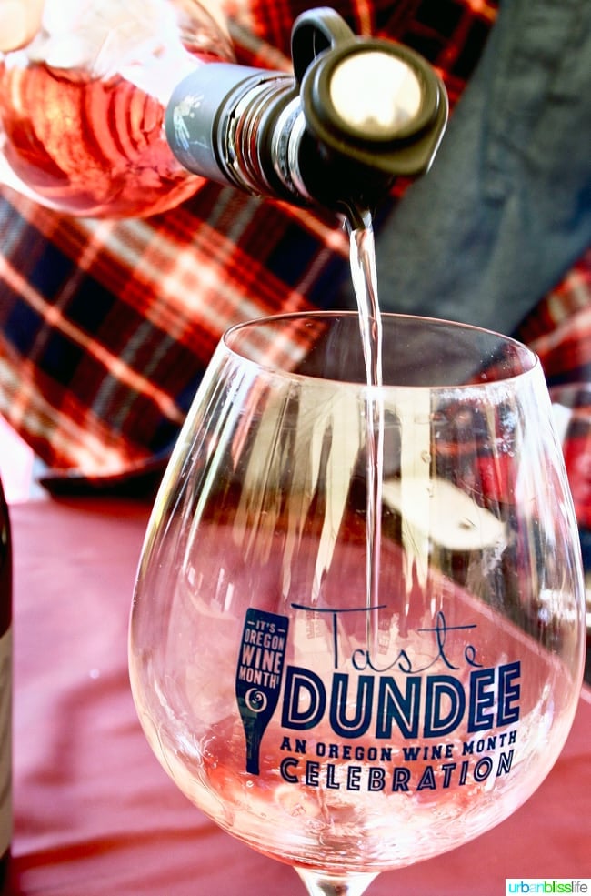Taste-Dundee-Oregon-Rose-Pour