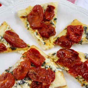Tomato Cream Cheese Flatbread Pizza recipe on UrbanBlissLife.com