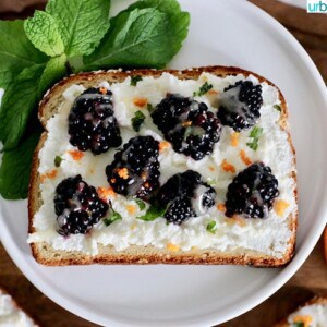 Blackberry Ricotta Citrus Toast with Honey and Mint, recipe on UrbanBlissLife.com