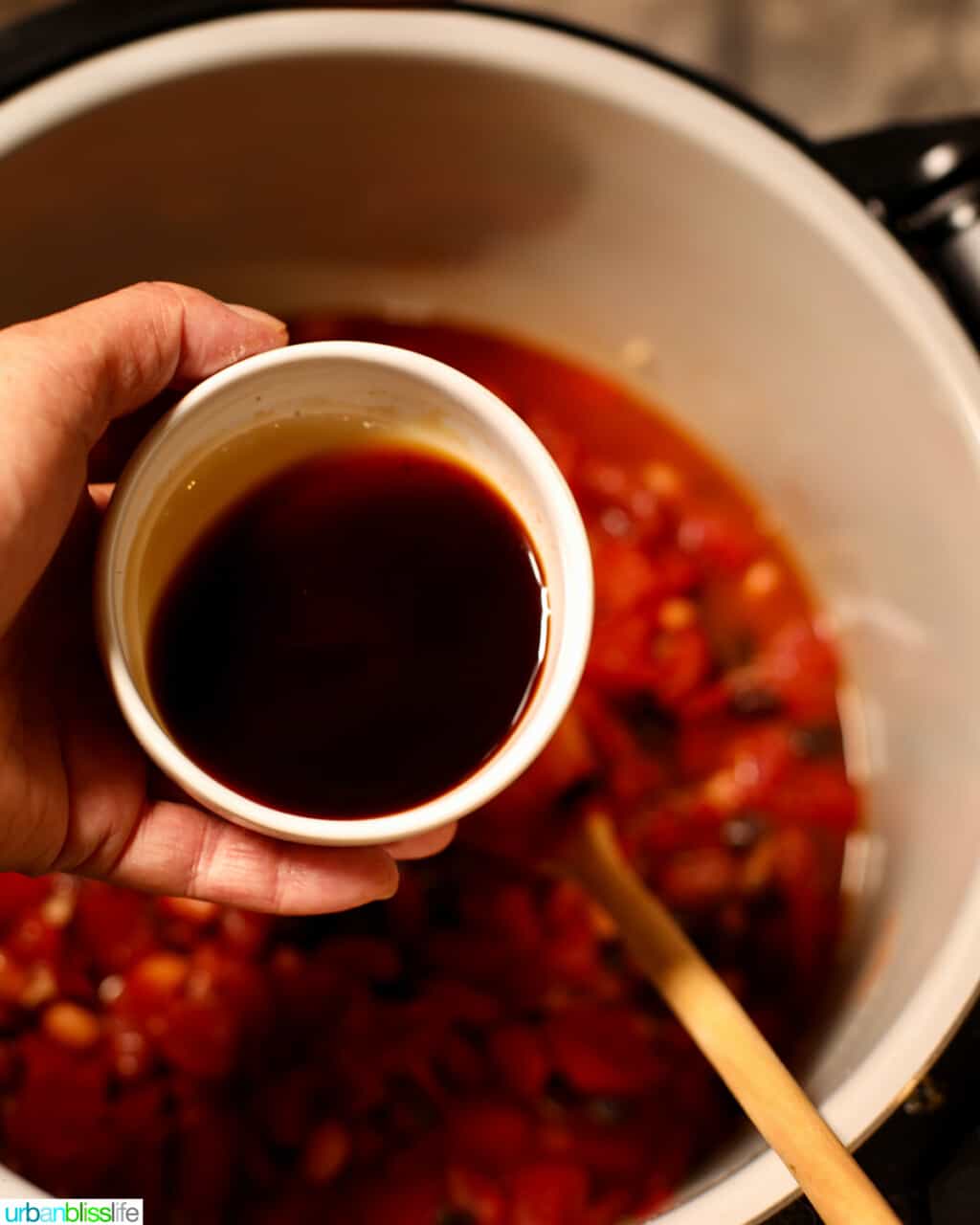 adding worcestershire sauce to chili