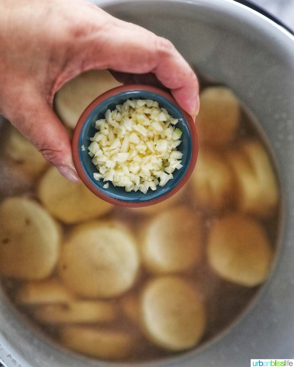 adding minced garlic to instant pot potatoes