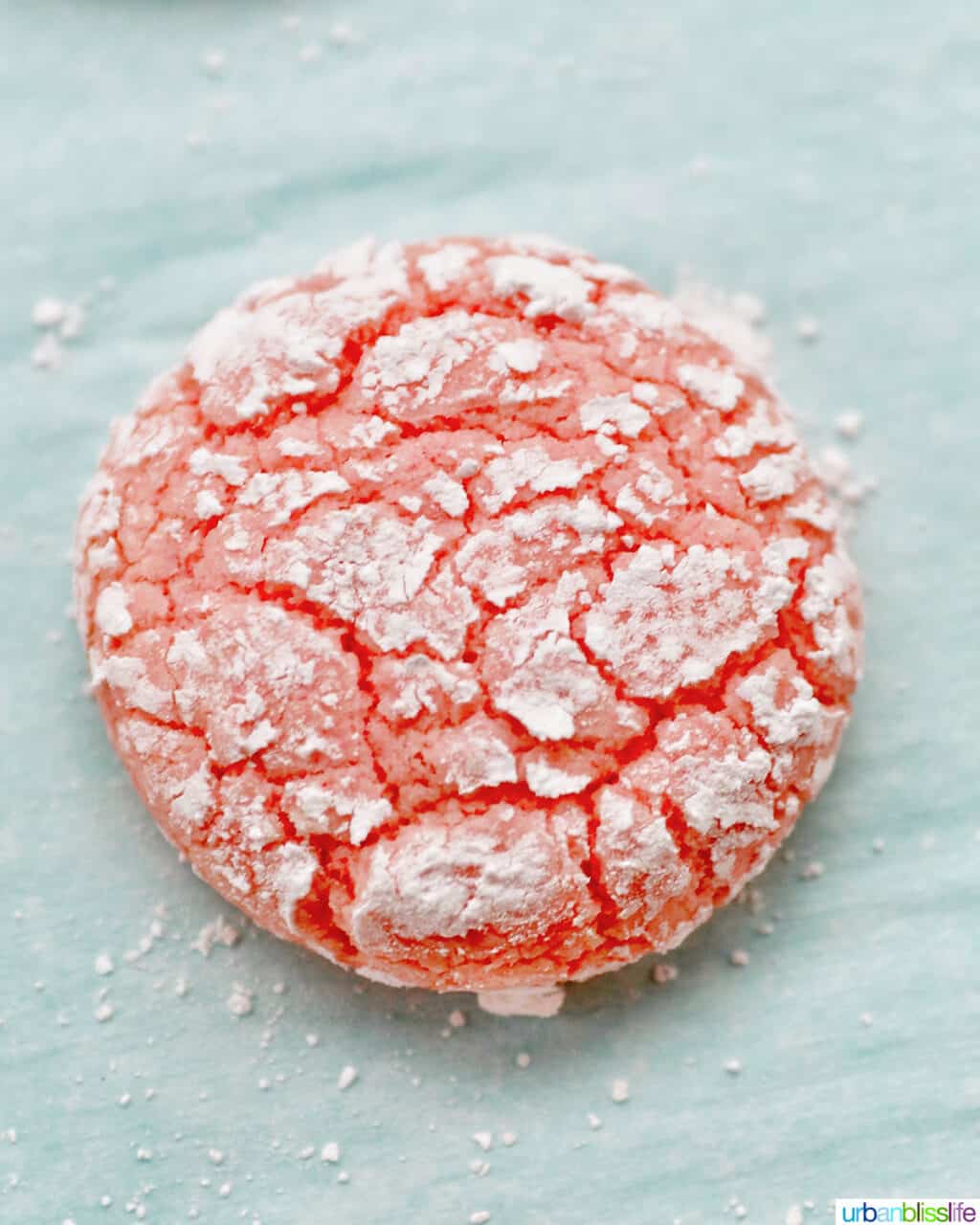 single strawberry crinkle cookie