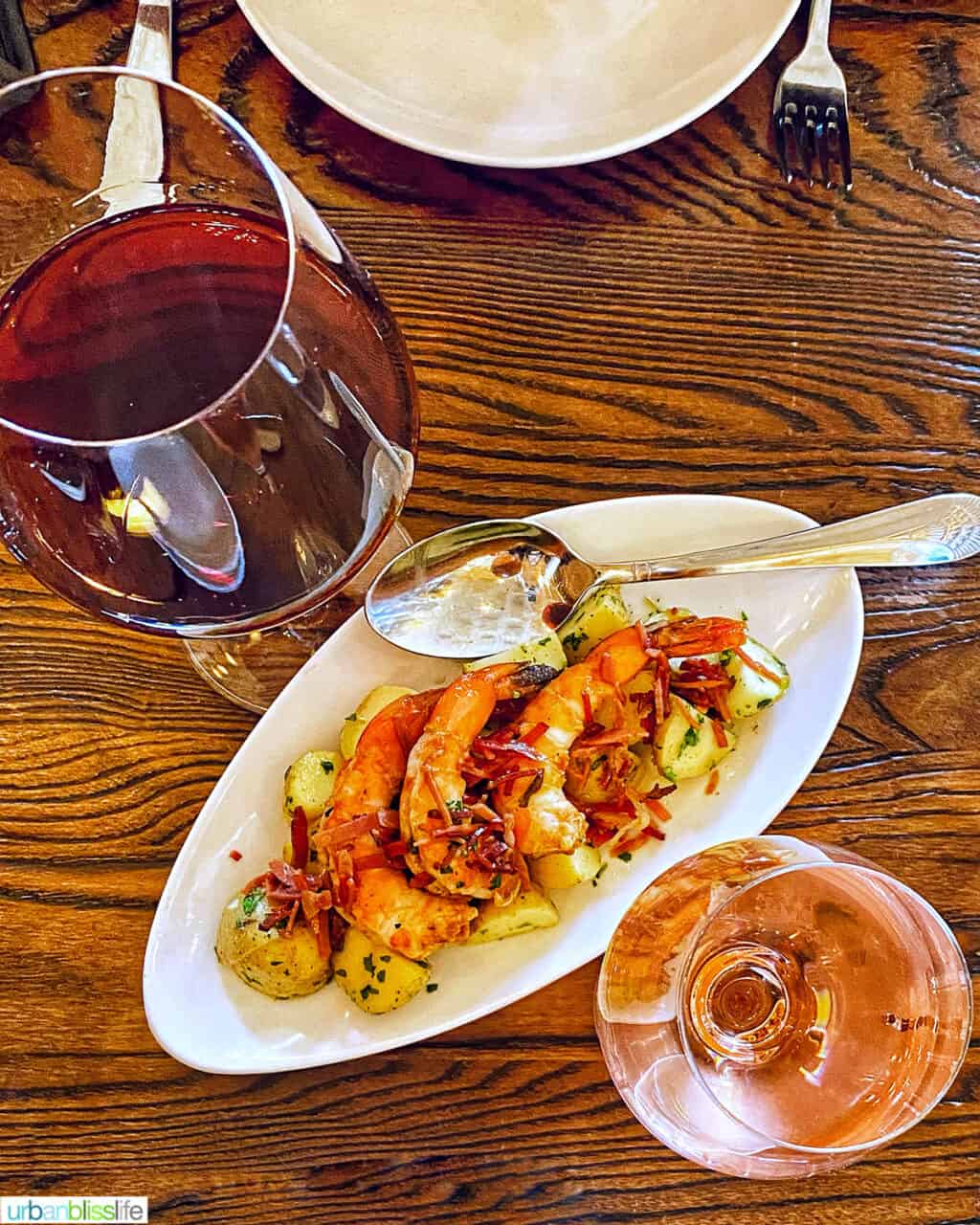 glasses of wine with patate and gamberi at Rosmarino Osteria restaurant