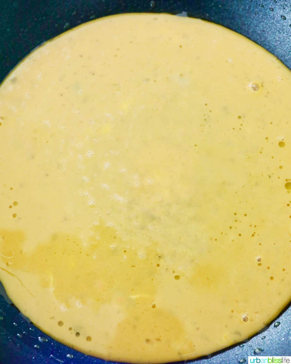 cooking eggs for spam musubi with egg