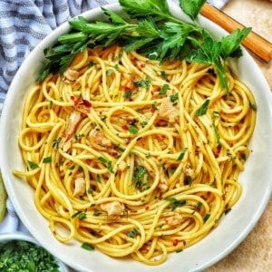 pasta with clams and white wine sauce with parsley.