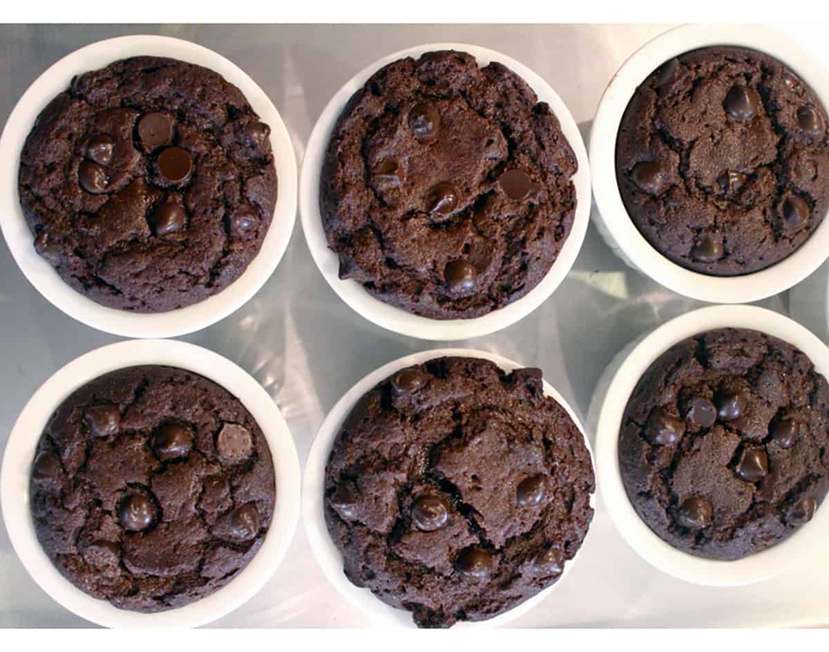 6 gluten free mug cakes with chocolate chips.