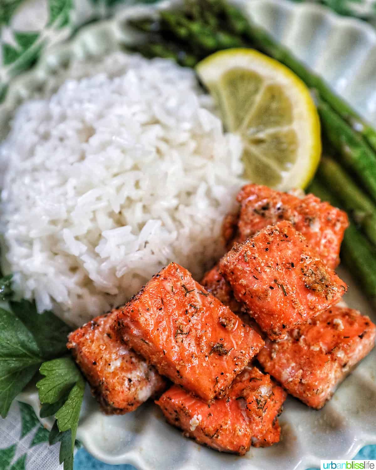 air fryer salmon bites with white rice, asparagus, and lemon slice.