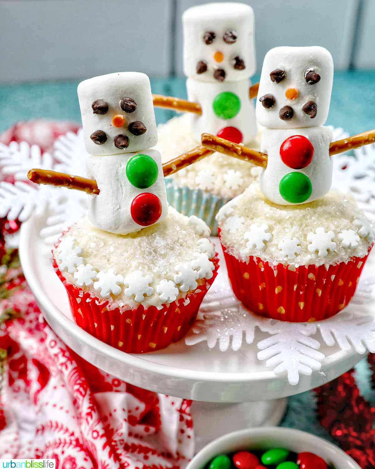 snowman cupcakes with marshmallows, pretzels, and sprinkles.