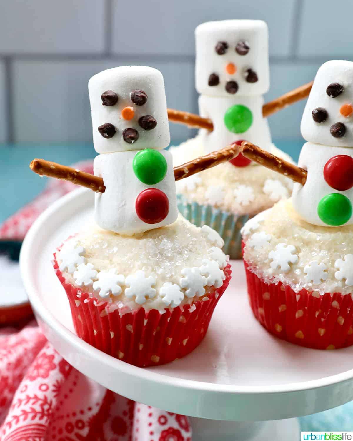 snowman cupcakes with marshmallows, pretzels, and sprinkles.