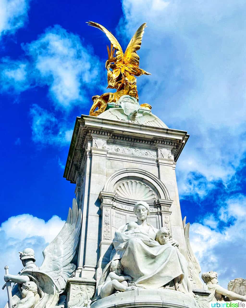 victoria memorial at buckingham palace