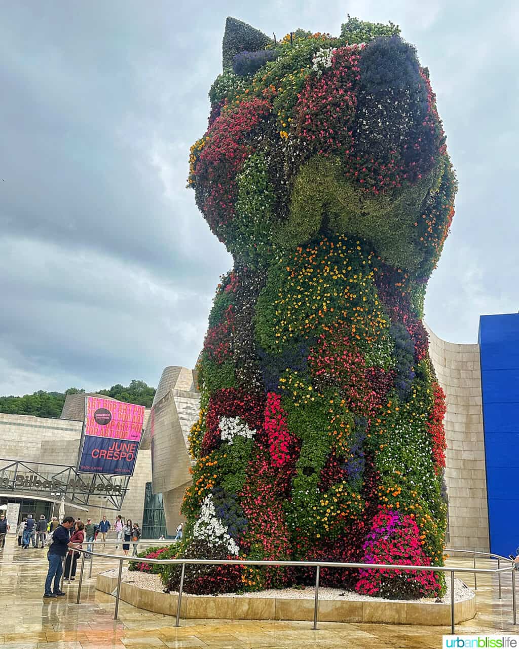 Jeff Koonz' PUPPY floral sculpture outside the Guggenheim Museum Bilbao.